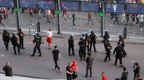 Incidents au Stade de France : la stratégie française du maintien de l'ordre de nouveau mise en cause