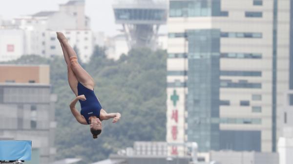 Ellie Smart, la championne de plongeon de falaises qui veut sauver les océans de l'invasion plastique