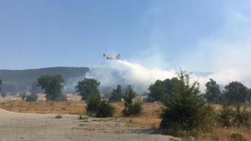 Environ 200 d'hectares de végétation brûlés sur le camp militaire de Canjuers dans le Var, les renforts aériens demandés