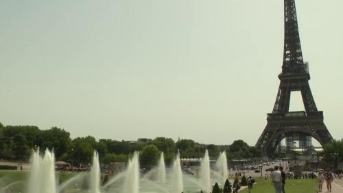 Canicule : à Paris, les habitants et les touristes tentent de se rafraîchir