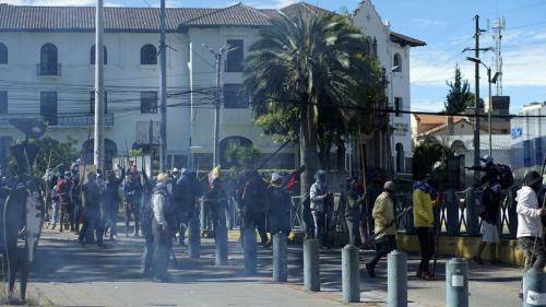 Equateur : des milliers de personnes manifestent, le ministre de la Défense et l'armée les accusent de mettre la démocratie 