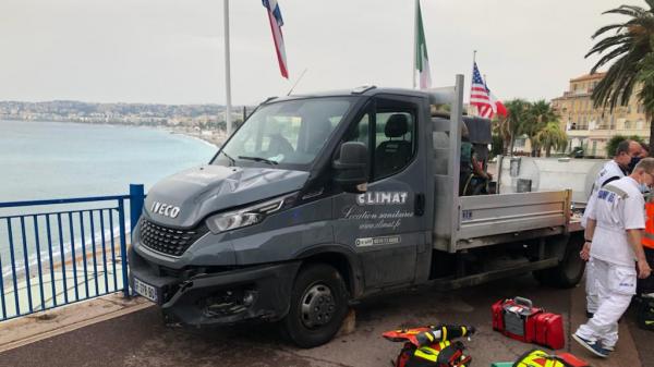 Nice : le conducteur ivre d'un camion volé fonce sur un trottoir, blessant grièvement un homme