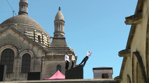 A Périgueux, un spectacle de haute voltige sur les toits de la cathédrale en ouverture du 39e festival Mimos