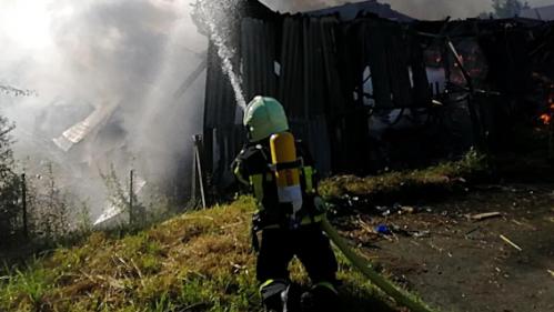 Un incendie en cours dans un bâtiment de stockage à Laval