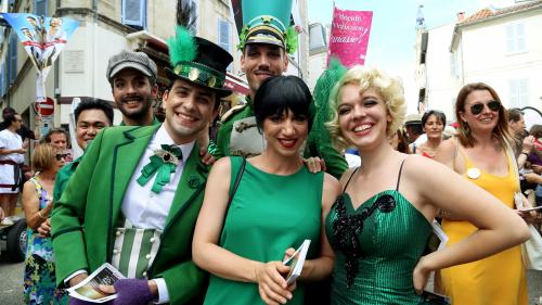 EN IMAGES. La traditionnelle parade des compagnies de théâtre ouvre en couleurs le Festival Off d'Avignon