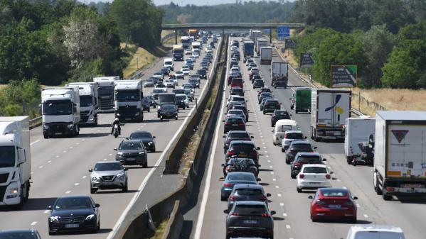 Sur l'autoroute A7, 103 conducteurs curieux verbalisés pour avoir filmé un accident de poids lourds