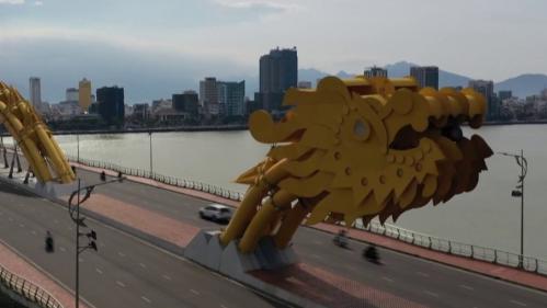 Vietnam : le Dragon Bridge, un pont spectaculaire et cracheur de feu