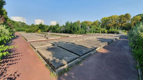 Au cimetière de Thiais, la vague de chaleur de l'été ravive le souvenir des 