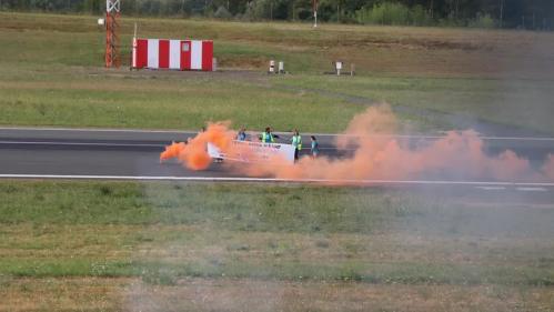 Pays Basque : des Artisans de la paix s'enchaînent sur le tarmac de l'aéroport de Biarritz