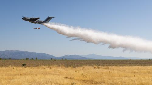 Lutte contre les incendies : Airbus a testé un kit transformant un A400M en bombardier d'eau en quelques minutes