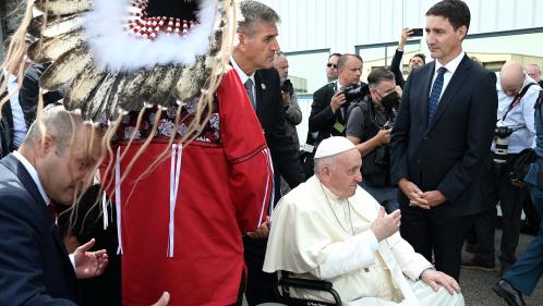 Voyage du pape au Canada : l'état de santé de François, en fauteuil roulant, inquiète