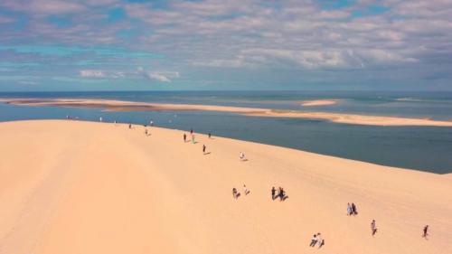 Incendies en Gironde : les premiers vacanciers retournent sur la dune du Pilat