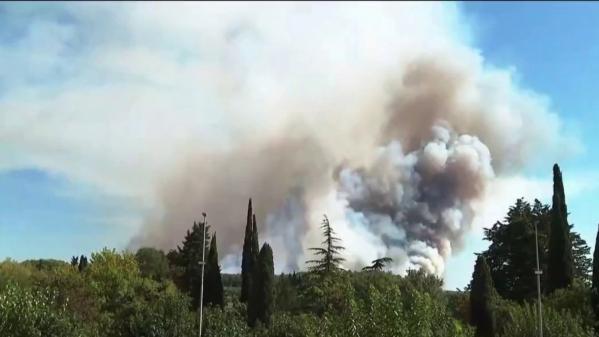 Incendies dans le Gard : les pompiers en difficulté face aux vents tournants