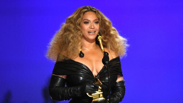 La star américaine Beyoncé va réenregistrer une chanson de son dernier album, après avoir reçu des critiques pour un mot d'argot jugé 