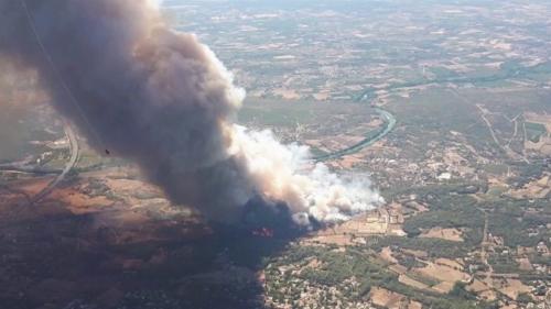 Incendie dans le Gard : à Aubais, le feu a atteint des habitations