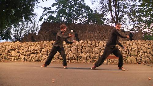 Un duo de jongleurs offre une parenthèse poétique au festival Les Beaux Jours d'Angoulême