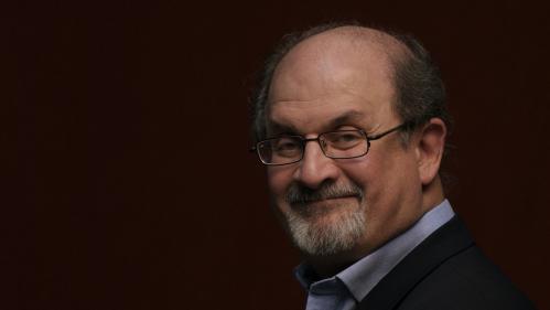 Salman Rushdie placé sous respirateur artificiel après l'attaque dont il a été victime dans l'Etat de New York