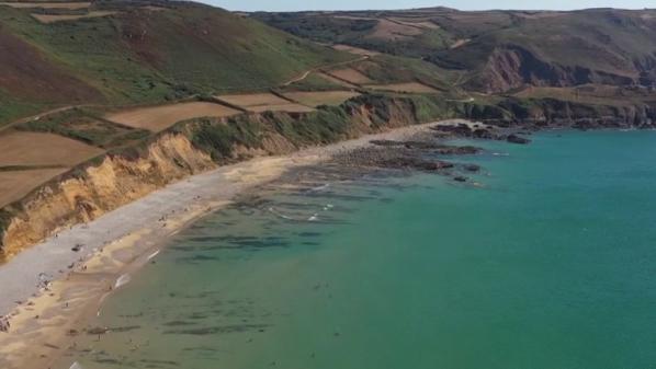 Manche : la baie d'Écalgrain, un paradis sauvage à flanc de falaise