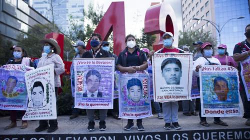 Disparition de 43 étudiants au Mexique : l'ex-procureur général arrêté, 64 policiers et militaires recherchés