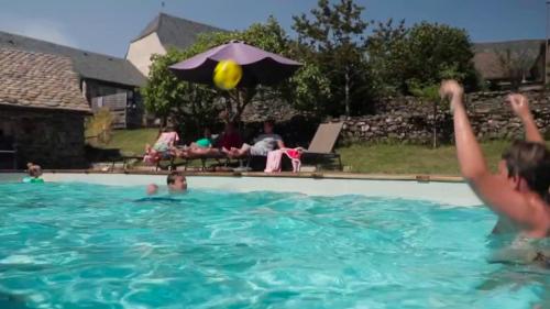 VIDEO. Sécheresse : les piscines privées dans le collimateur des politiques