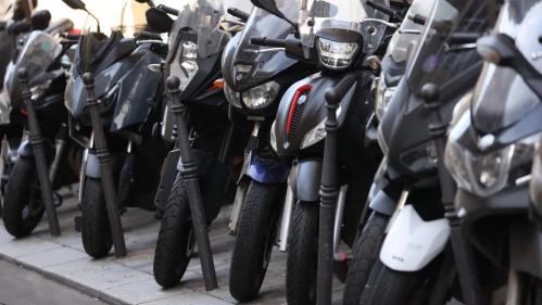 Paris : les motards manifestent contre le stationnement payant des deux-roues thermiques