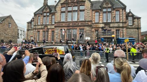 REPORTAGE. À Edimbourg, dans le sillage du corbillard de la reine Elizabeth II, des fleurs, des larmes et des souvenirs