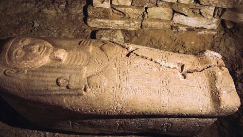 Égypte : un sarcophage du temps de Ramsès II présenté à Saqqarah