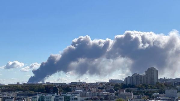 Rungis : un important incendie se déclare dans un entrepôt du marché, sans faire de victimes