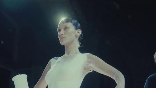 Une robe vaporisée sur la peau nue de Bella Hadid : quand la mode se réinvente face au défi environnemental