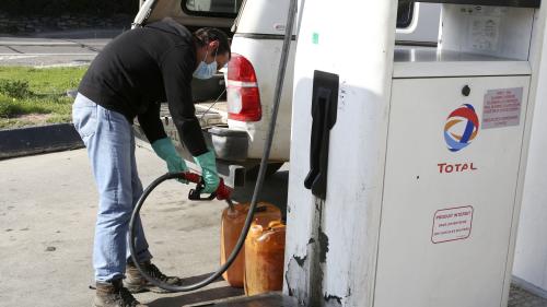 Pénurie de carburant : le remplissage de jerricans à la pompe va être interdit partout en France