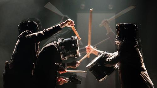 Les Drum Brothers et leur tourbillon de jonglerie musicale sur la scène de Bobino