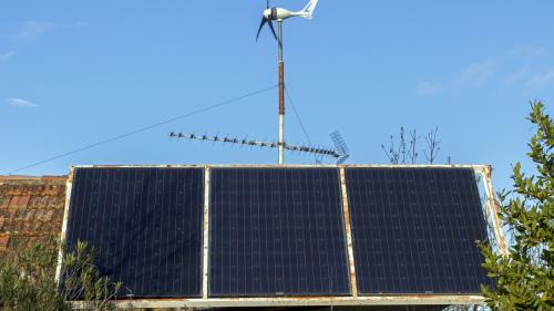 Murs en pisé, panneaux solaires, ventilation... A la découverte de Narara, le village le plus 