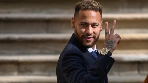 Foot : Neymar et son père nient toute irrégularité lors de leur procès pour corruption