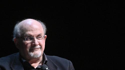 Agression contre Salman Rushdie : l'écrivain a perdu la vue d'un oeil et l'usage d'une main