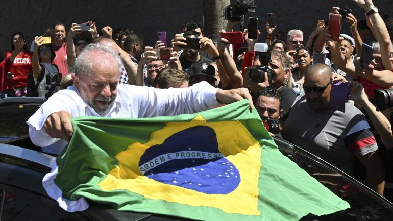 Lula brandit un drapeau du Brésil après avoir voté pour le second tour de l\'élection présidentielle brésilienne, à Sao Paulo (Brésil), le 30 octobre 2022.