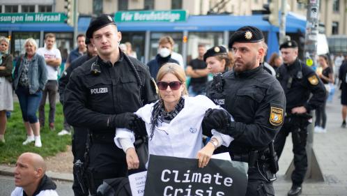 Crise climatique : des scientifiques français emprisonnés en Allemagne pour des actions de désobéissance civile