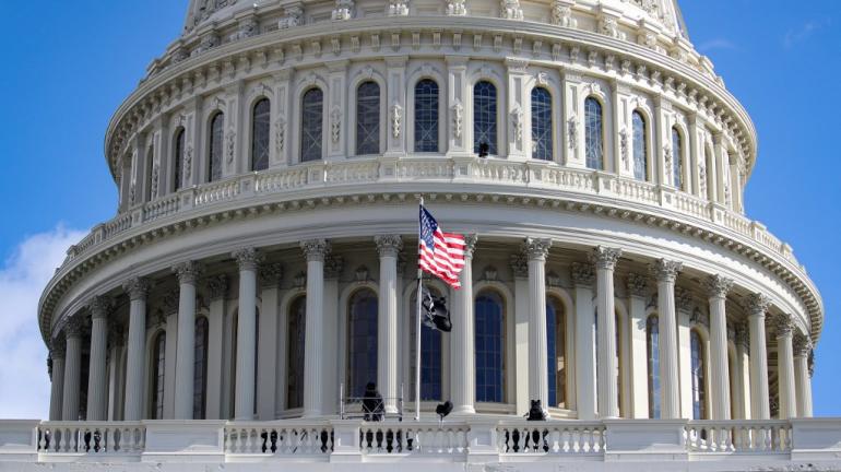 Le drapeau américain devant le Capitole, à Washington (Etats-Unis), le 20 janvier 2021.&nbsp;