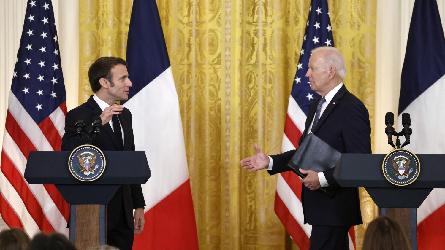 Emmanuel Macron i Joe Biden obiecują wspierać Kijów „tak długo, jak to będzie konieczne”