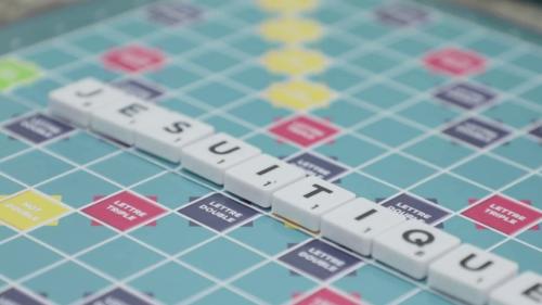 Jeux de société : des mots à caractère racistes ou homophobes retirés du Scrabble