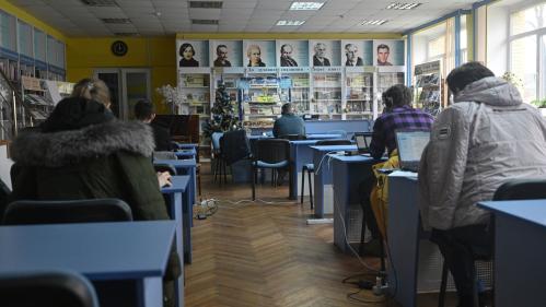 Ukraine : la bibliothèque municipale d'Irpin est devenue le coeur battant de cette ville martyre