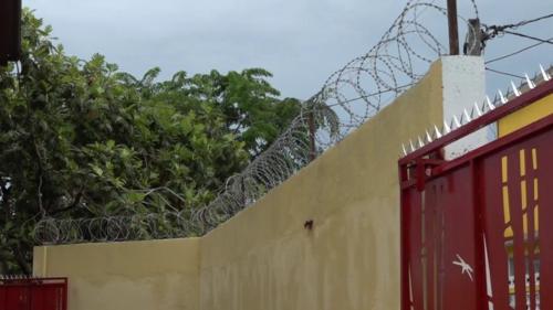 VIDEO. Mayotte : les écoles de Mamoudzou protégées par des barbelés