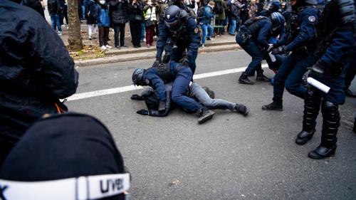 Retraites : un manifestant amputé d'un testicule après le coup de matraque d'un policier