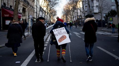 INFOGRAPHIES. Visualisez comment le risque de mourir avant et juste après la retraite concerne davantage les classes populaires