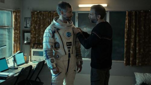 Mathieu Kassovitz et Nicolas Giraud en apesanteur dans 