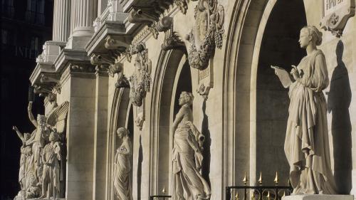 L'Opéra Garnier refait sa façade mais reste ouvert au public