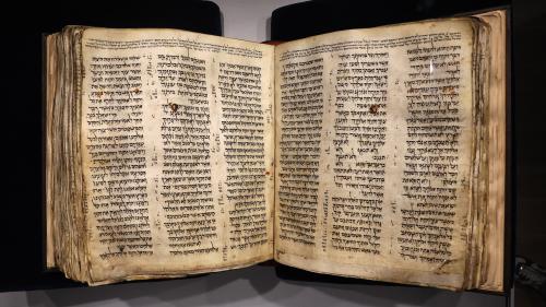 La plus ancienne bible hébraïque connue exposée en Israël avant sa mise aux enchères