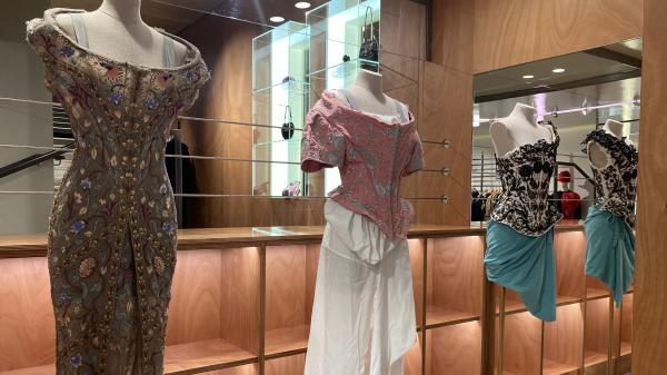 Les subversifs corsets de la créatrice britannique Vivienne Westwood, objets d'une rétrospective à Paris