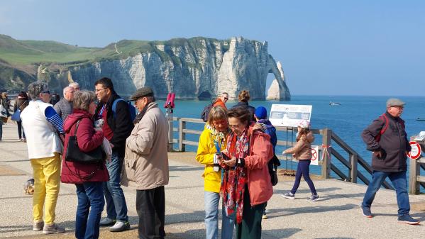 REPORTAGE. Tourisme de masse : à Étretat, des associations plaident pour une limitation des visiteurs