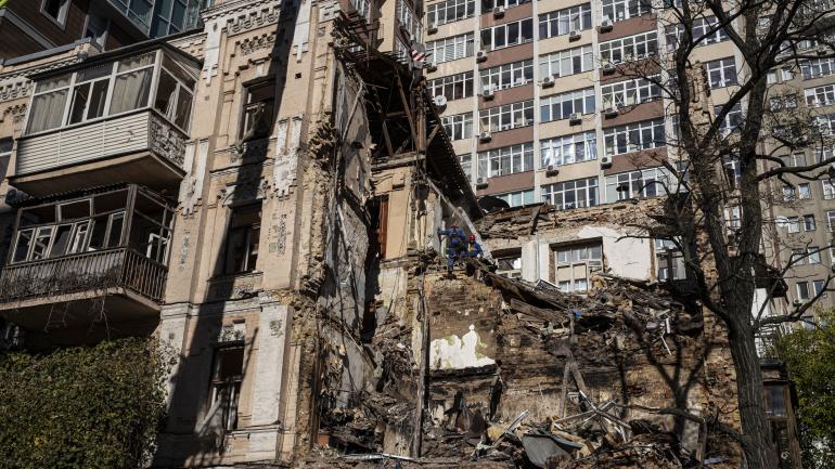 Un bâtiment détruit à Kiev après une attaque, en Ukraine, le 18 octobre 2022.