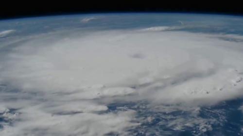 VIDEO. Ouragan Béryl : comment expliquer l'intensité des vents qui frappent les Caraïbes ?